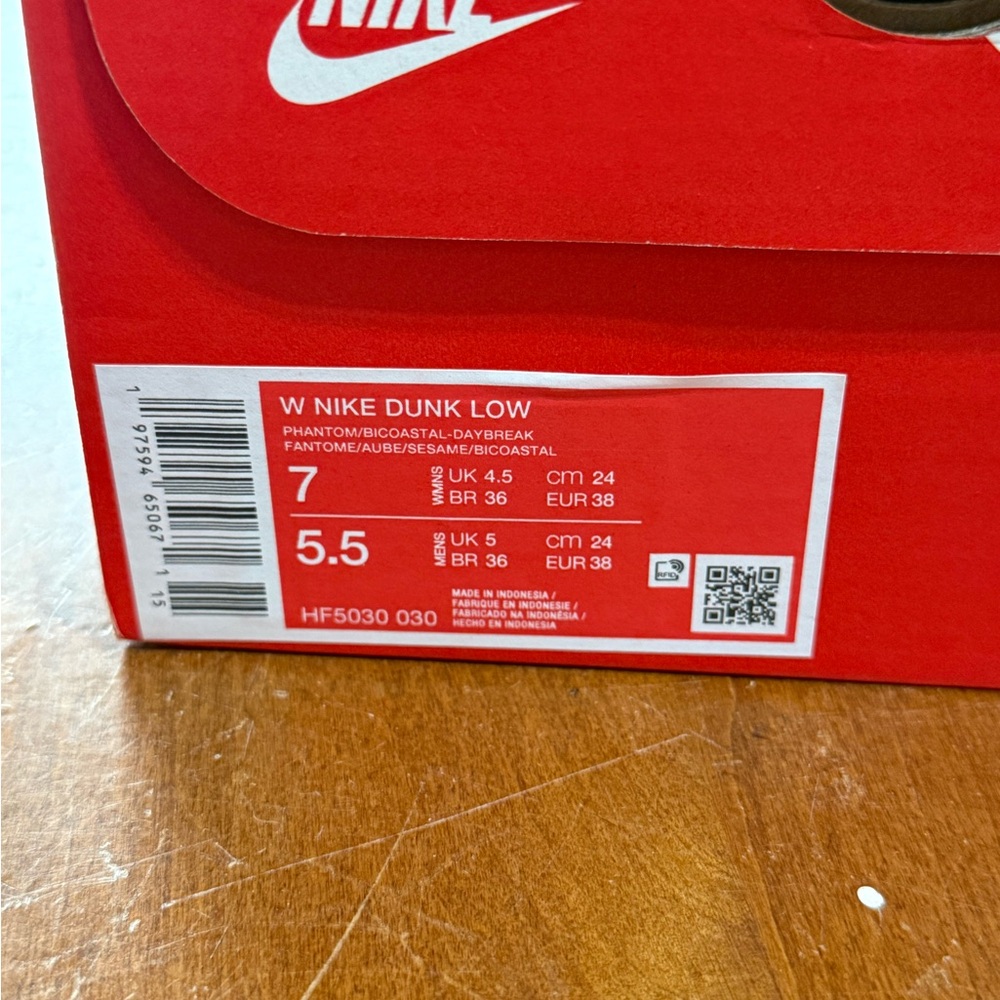 Nike Beige and Green Sneakers - Picture 11 of 12